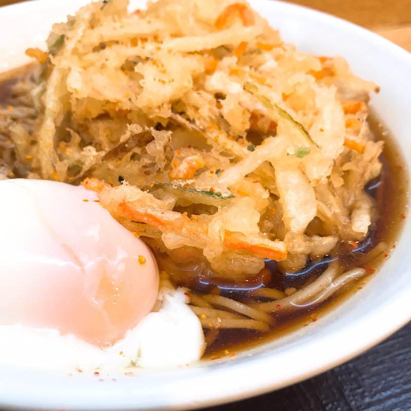 かき揚げそば（温泉玉子追加）(いわもとQ 歌舞伎町店 （いわもときゅー）)