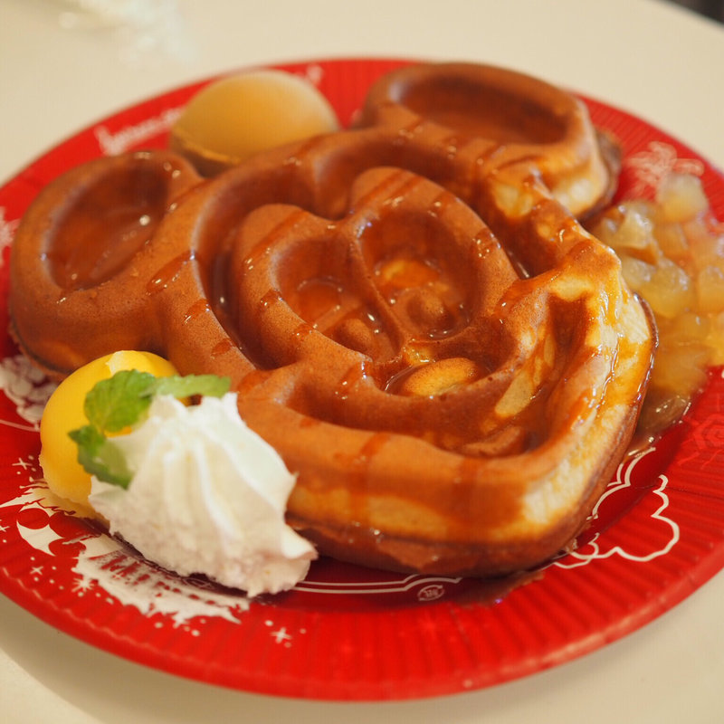 季節のワッフル(アップル&キャラメル)(S.S.コロンビア・ダイニングルーム)