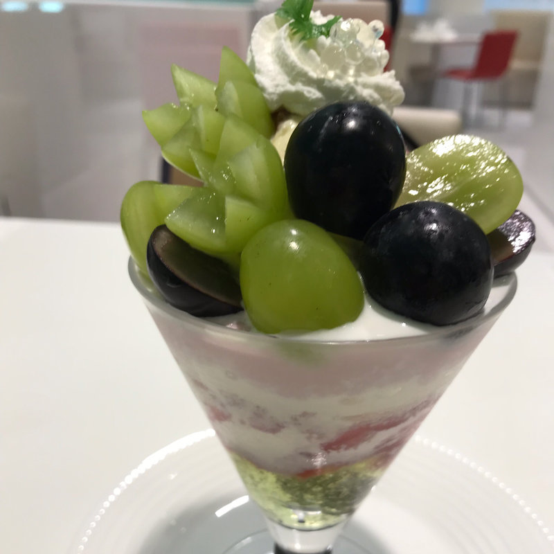 シャインマスカットとナガノパープルのパフェ(タカノフルーツパーラー 新宿高島屋店 )