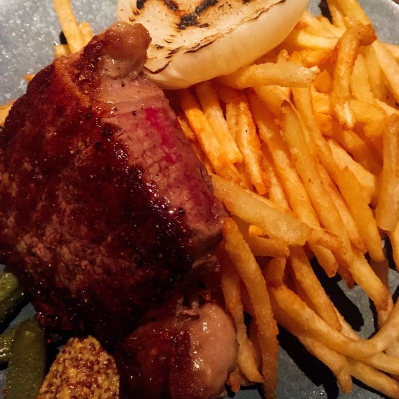 ビーフステーキ(200g) フレンチフライ or グリーンリーフサラダ添え(ブルックリンパーラー新宿)