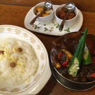 ビーフタンカレー+季節の野菜(トマト)