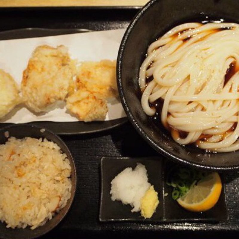 ぶっかけ（冷）＋とりたま天＋炊き込みご飯(うどんと天ぷら 山斗)