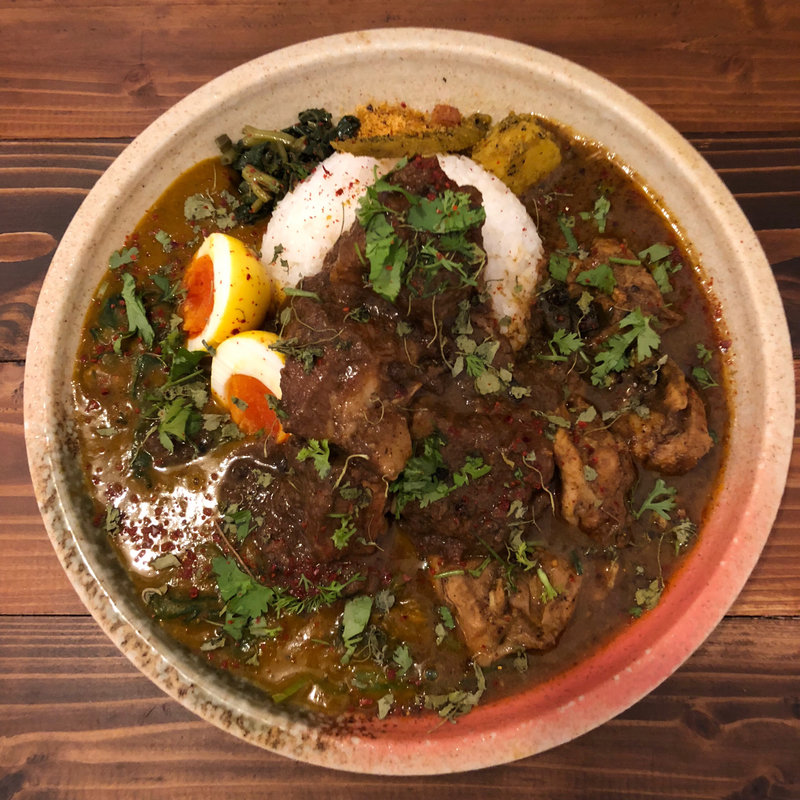 ほうれん草とカボチャポタージュカレー & スリランカ風チキンカレー ＋ タマゴのピクルス、豚バラマサラ(スパイスカレー あかつ亭)