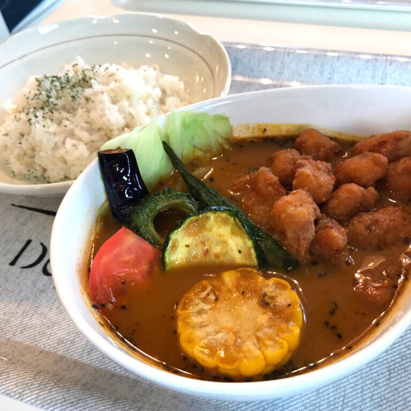 海老スープ 鶏ナンコツと野菜のスープカレー(カジュアルダイニングバルKUU)