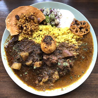 アアベルチキンカレーと週替りカレー2種あいがけ（スパイス玉子付き）(アアベルカレー)