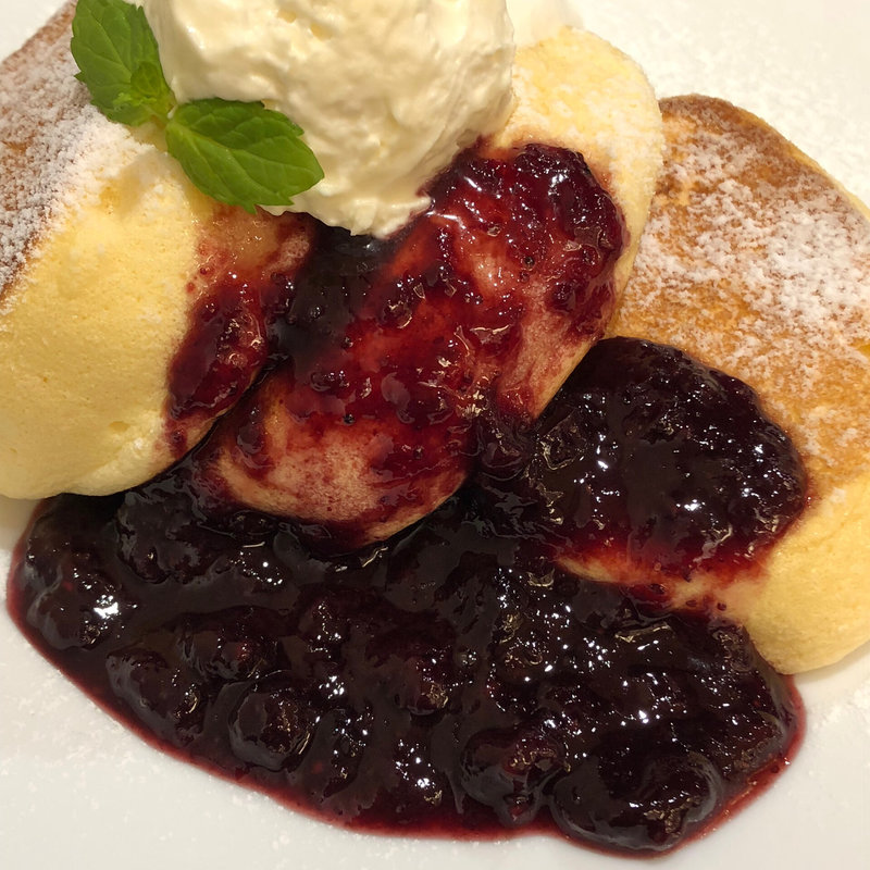 濃厚チーズムースパンケーキベリーソース(幸せのパンケーキ 銀座店)