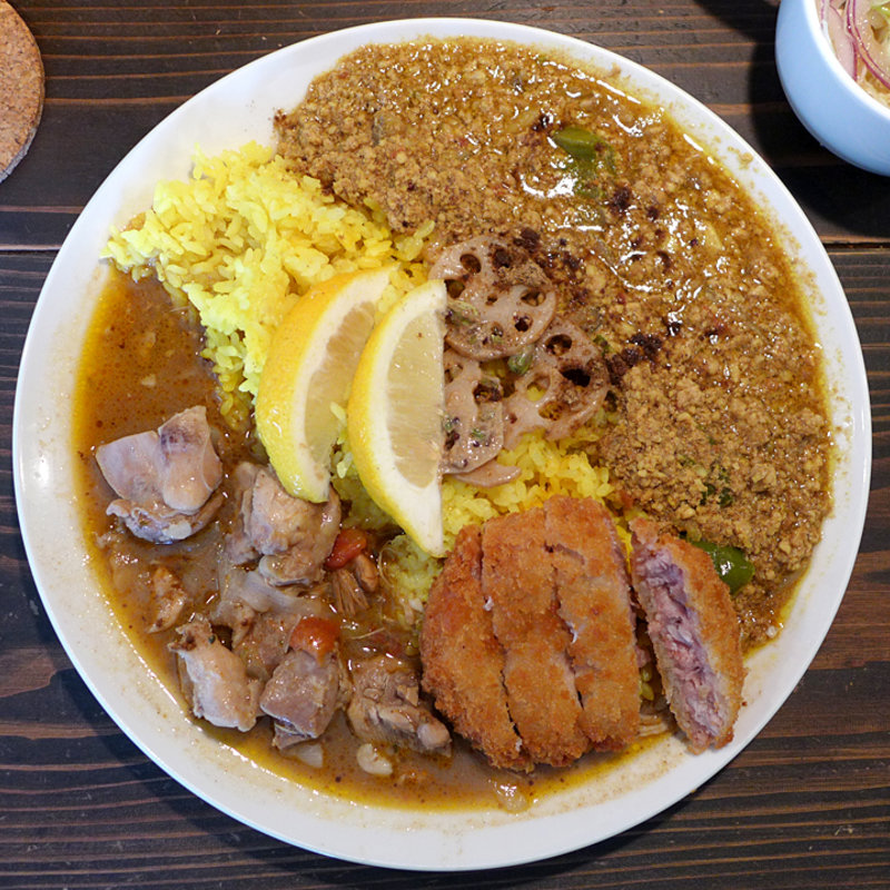 本日の合い盛りカレー(ハムカツ付き)(ウパさんのカレー屋さん)