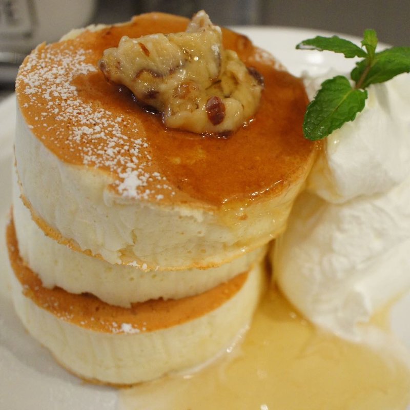 ホワイトスフレパンケーキ（メープルナッツバター付き）(BURN SIDE ST CAFE （バーンサイドストリートカフェ）)