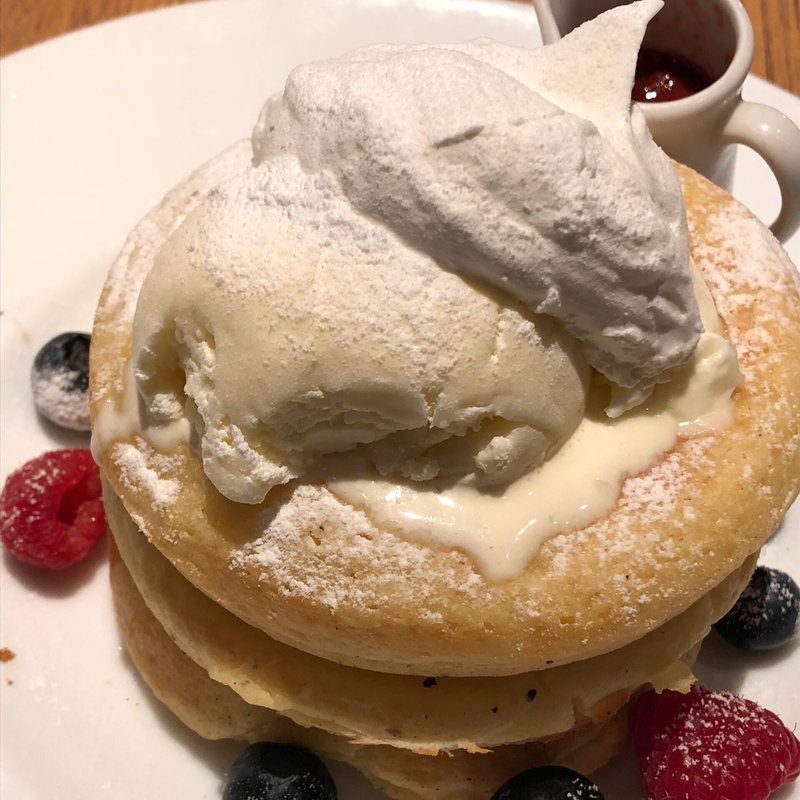 ベリーとクリームチーズのパンケーキ(カフェ＆ブックス ビブリオテーク 東京・有楽町（café & books bibliothèque Tokyo Yurakucho）)