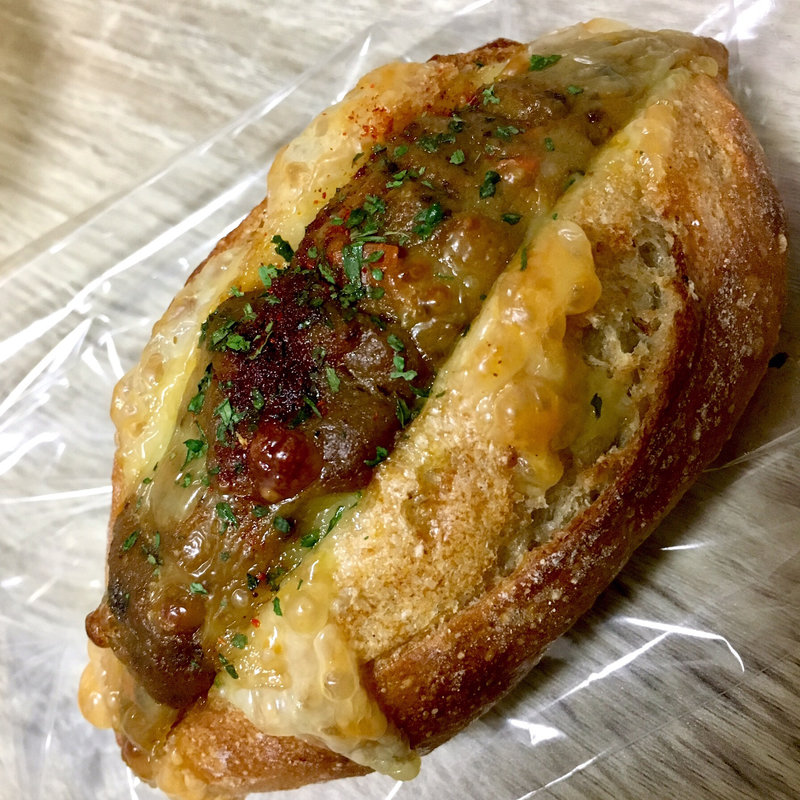 牛挽肉と野菜カレーのゴーダチーズサンド(ルヴァン・パストリー)