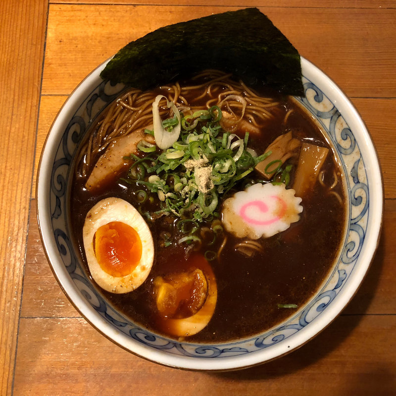 鯛だしブラック 味玉(鯛だしそば・つけ麺　はなやま)