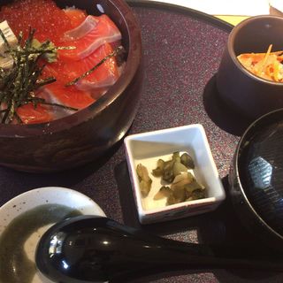 鮭といくらの親子丼(魚魯魚魯 東陽町店)