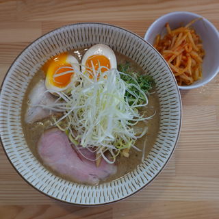 濃厚鶏白湯らーめん(わ河馬 (わかば))