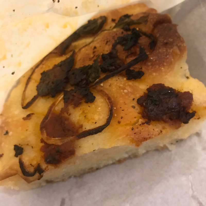 オニオンとドライトマトのフォカッチャ(the  market bakery)