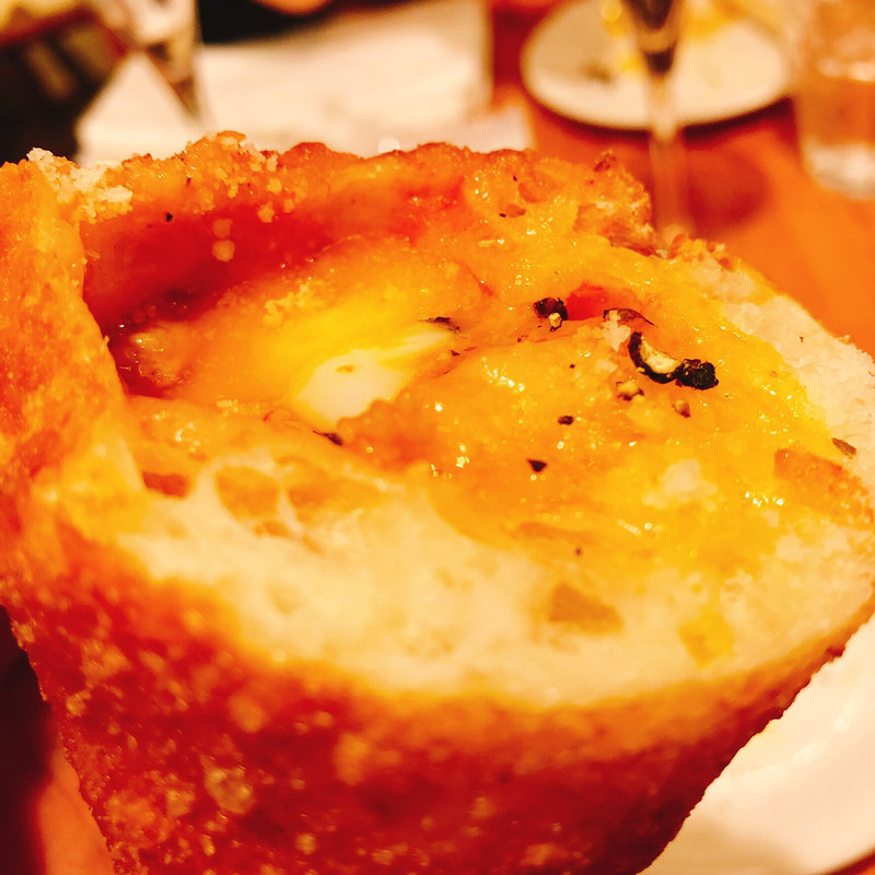 揚げピザ 半熟卵のカルボナーラ(ピッツァフォルトゥーナ Pizza fortuna)