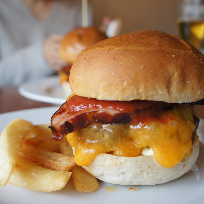 ベーコンチーズバーガー(Restaurant & Bar Juicy’s)