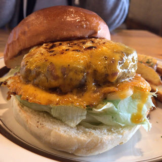 クワトロチーズバーガー(ベローズ フィールド ビーチ （Bellous Field Beach）)