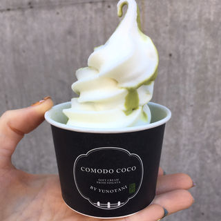プレミアムガンジー×濃厚村上抹茶　2色のミックスソフトクリーム(新潟館ネスパス　COMODO COCO)