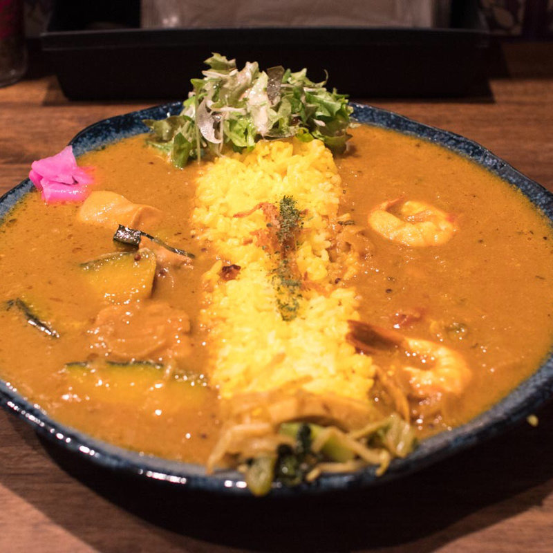 鶏肉とかぼちゃのカレー と シーフードカレー のあいがけ(Satya)