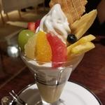 季節フルーツミックスパフェ