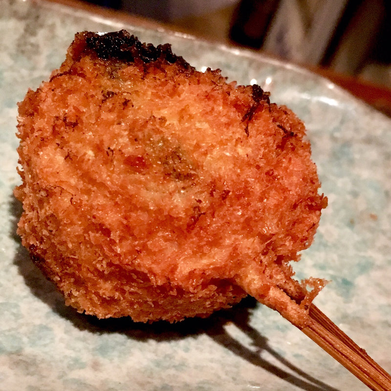 黒ごま豆腐ベーコン巻(串揚げ ふくみみ)