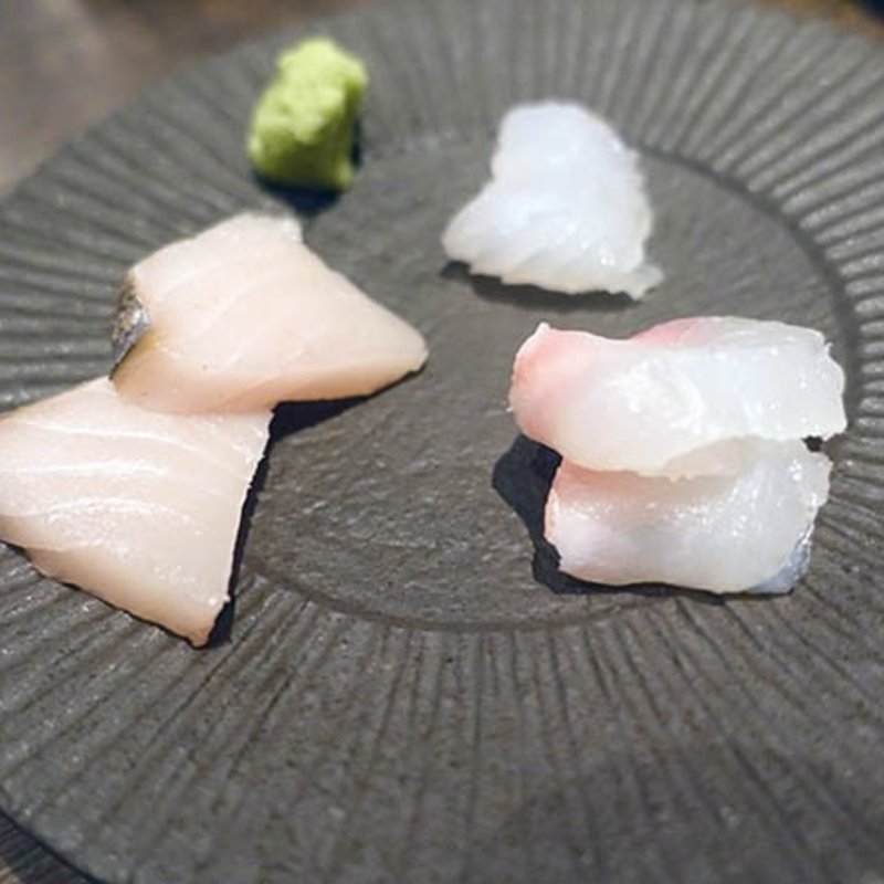 〈お造り盛り合わせ〉鰆、鬼カサゴ、鯛(くら川)