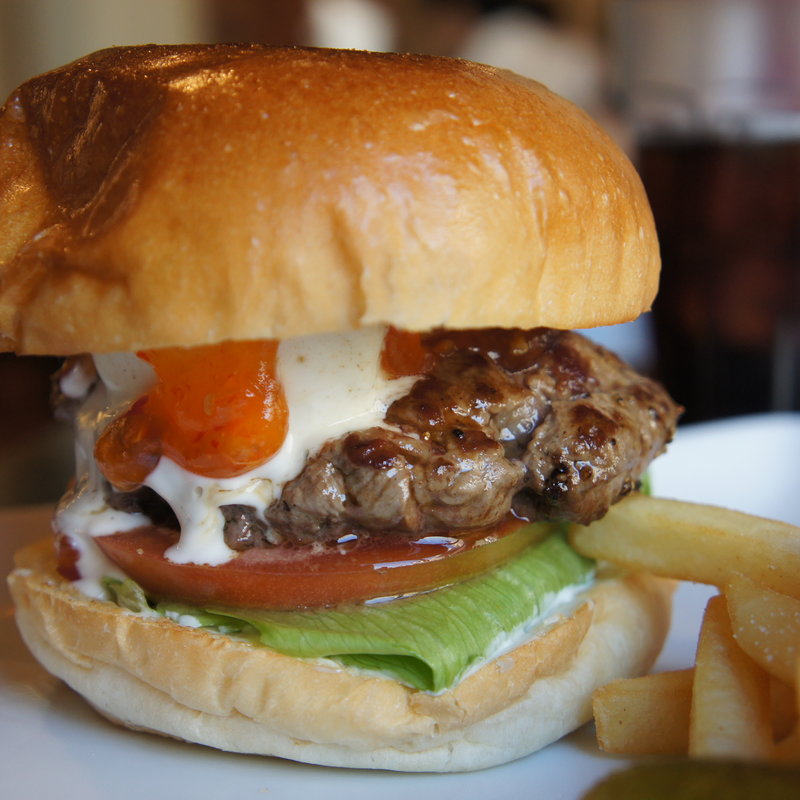 スィートチリバーガーにサワークリームトッピング(シェイクツリー バーガー＆バー （shake tree burger&bar）)