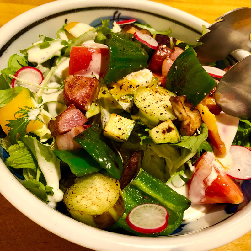 ベーコンと温泉卵のシーザーサラダ(さわだ亭 )