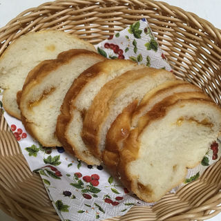 (自家製パン)