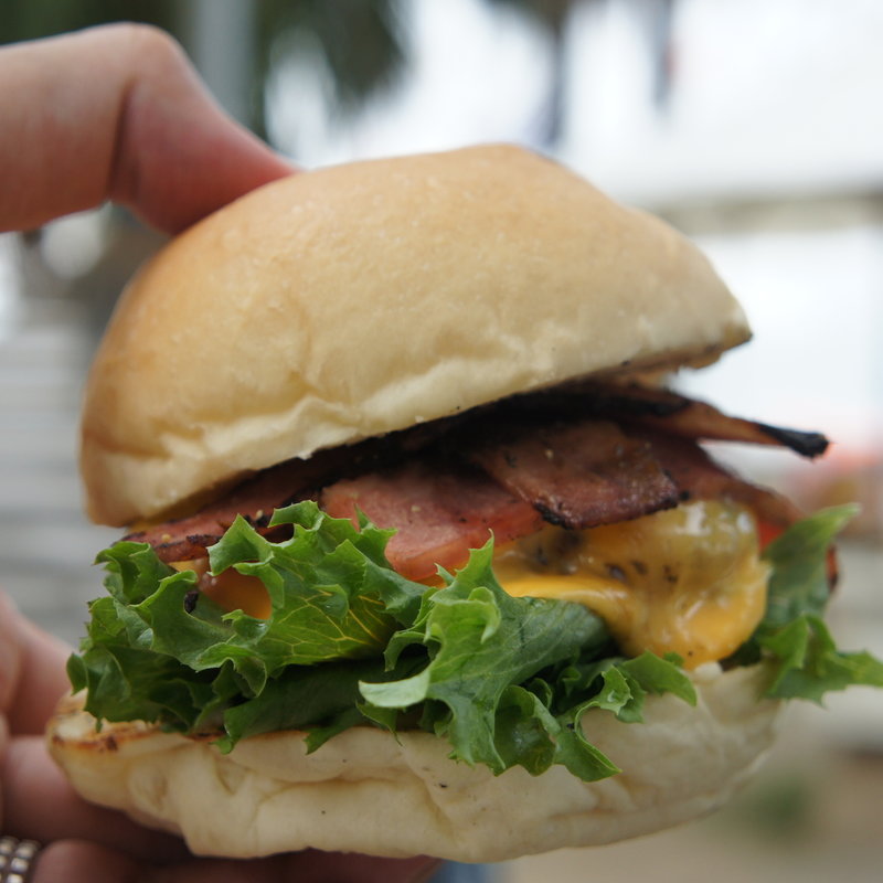 ベーコンチーズバーガー(アッパーヤード AOSHIMA BEACH PARK)