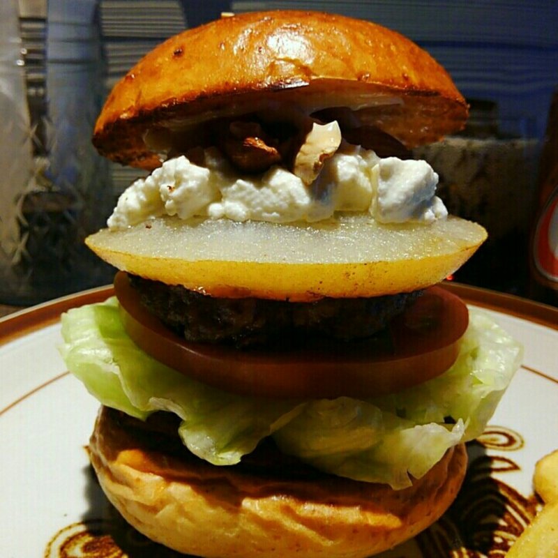 自家製リコッタチーズと焼き梨バーガー(だるま珈琲)