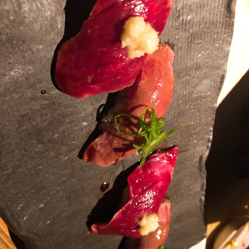 炙り牛の極上トロにぎり(京都嵐山 まろまろ 本店)