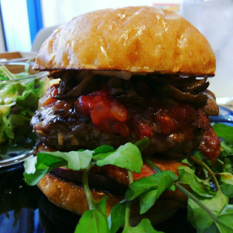 ブラウンバンズ＋ビーフパティ＋ベーコン＋舞茸＋さつまいも＋クレソン＋トマトソース(milia burger)