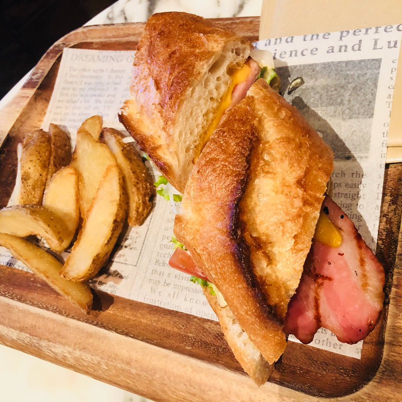 グリルB.L.Tサンド(eplus LIVING ROOM CAFE＆DINING)