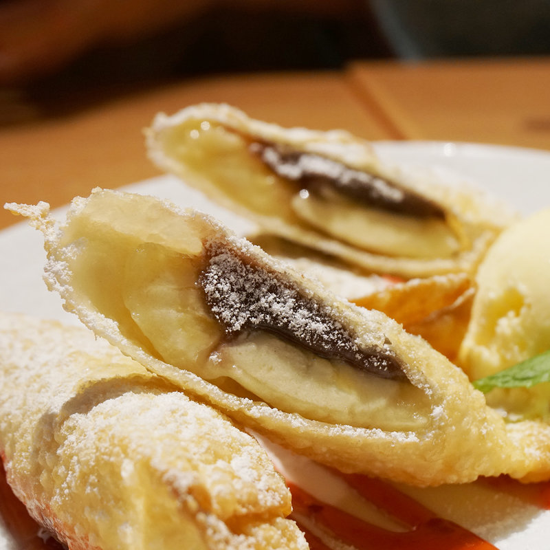 バナナのもっちり春巻き風アイス添え(酒肴麺飯 アテニヨル 天神店)