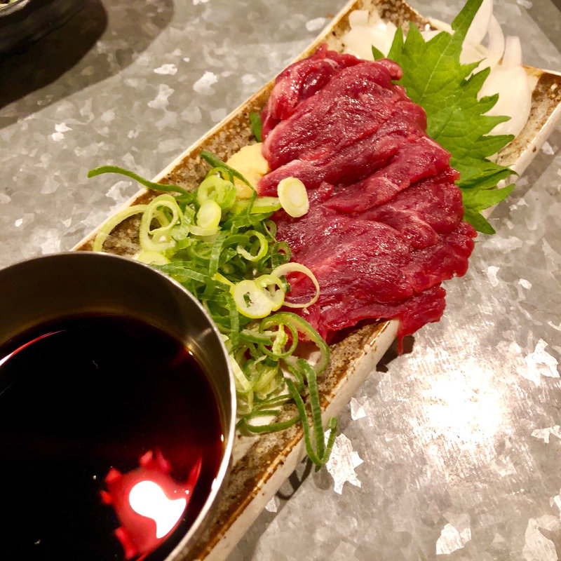 熊本の馬刺し(梅田応援団 大分からあげと鉄板焼 勝男)