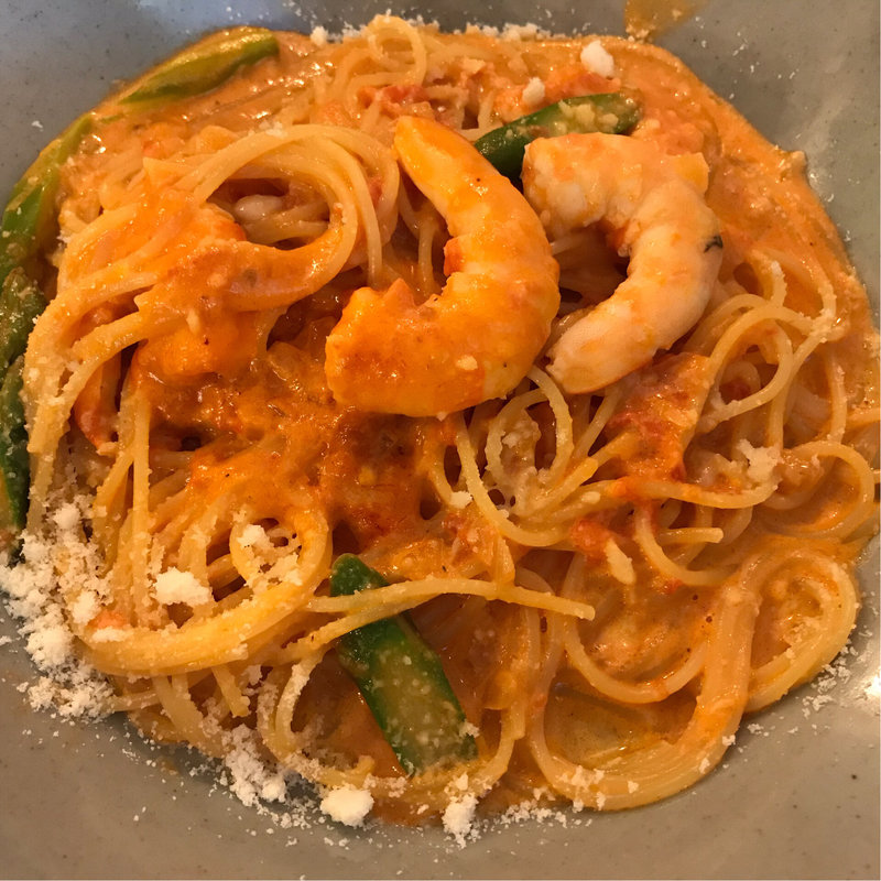 エビとアスパラのトマトクリーム(日本ワインとスパイス ブロディ)