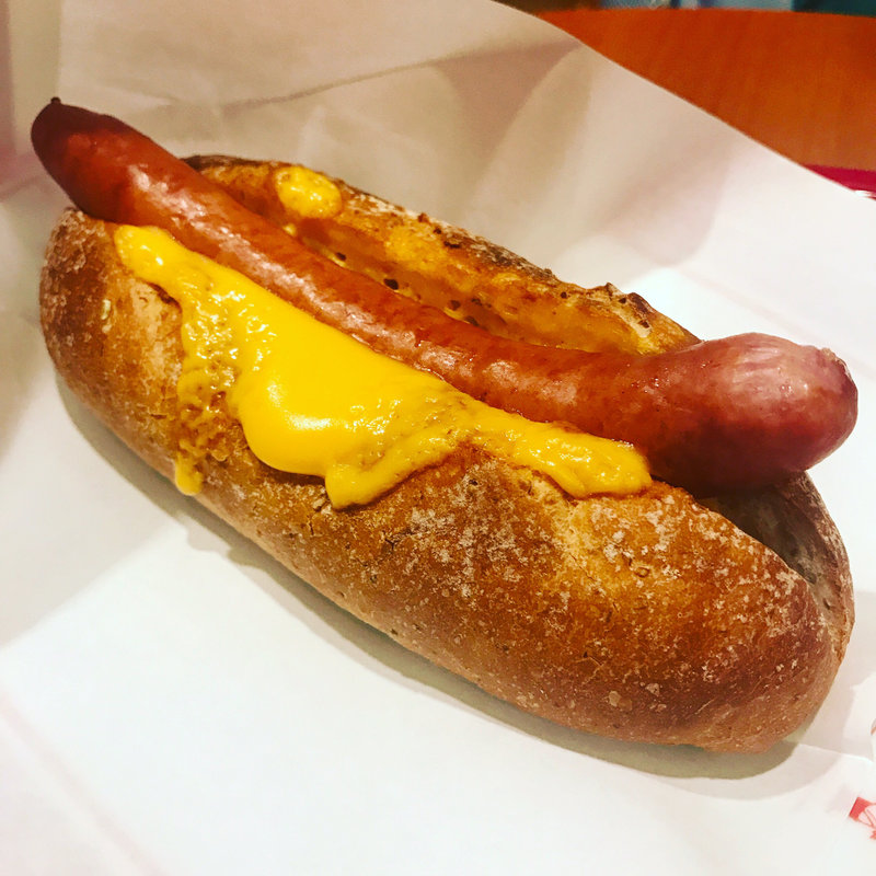 粗挽きオールポーク・ドッグ チェダー(カフェ・ベローチェ 綾瀬店)