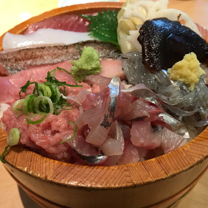 ランチ 沼津丼(沼津魚がし鮨 三島駅北口店)