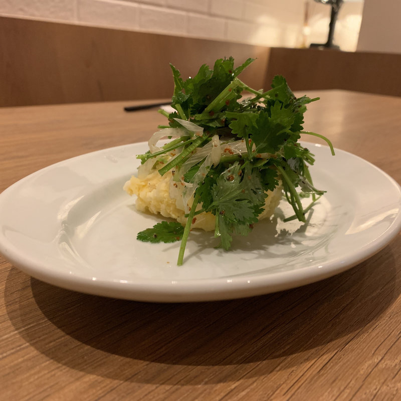 パクチーとポテサラ(jiubar / ジュウバー)