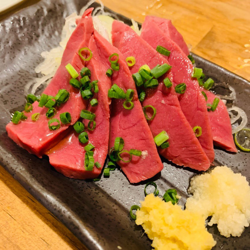 ハツ刺し(もつ焼たつや 町屋店)