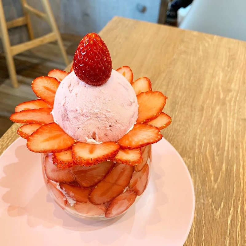 いちごたっぷりいちごパフェ(Cafe de Peru)