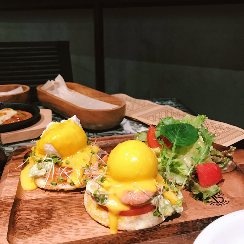 エッグベネディクト(CORAL KITCHEN at cove)