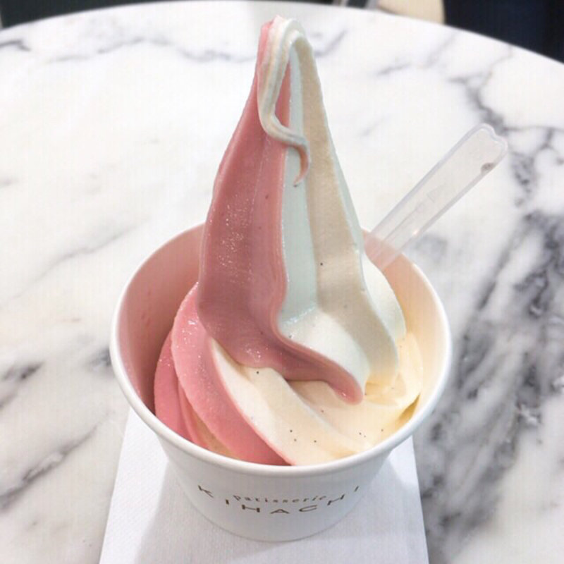 いちご&バニラソフトクリーム(パティスリー キハチ 羽田空港第2ターミナル店 （PATISSERIE KIHACHI）)