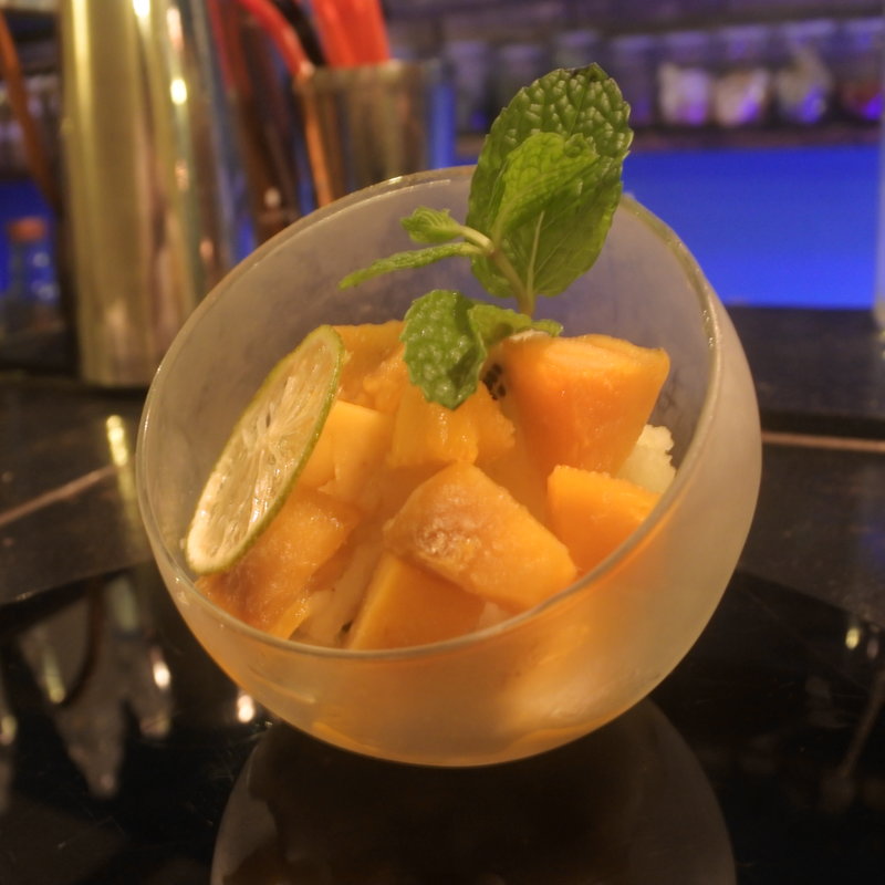 マンゴーのカクテル(琉球ミクソロジースタイル バー アルケミスト)
