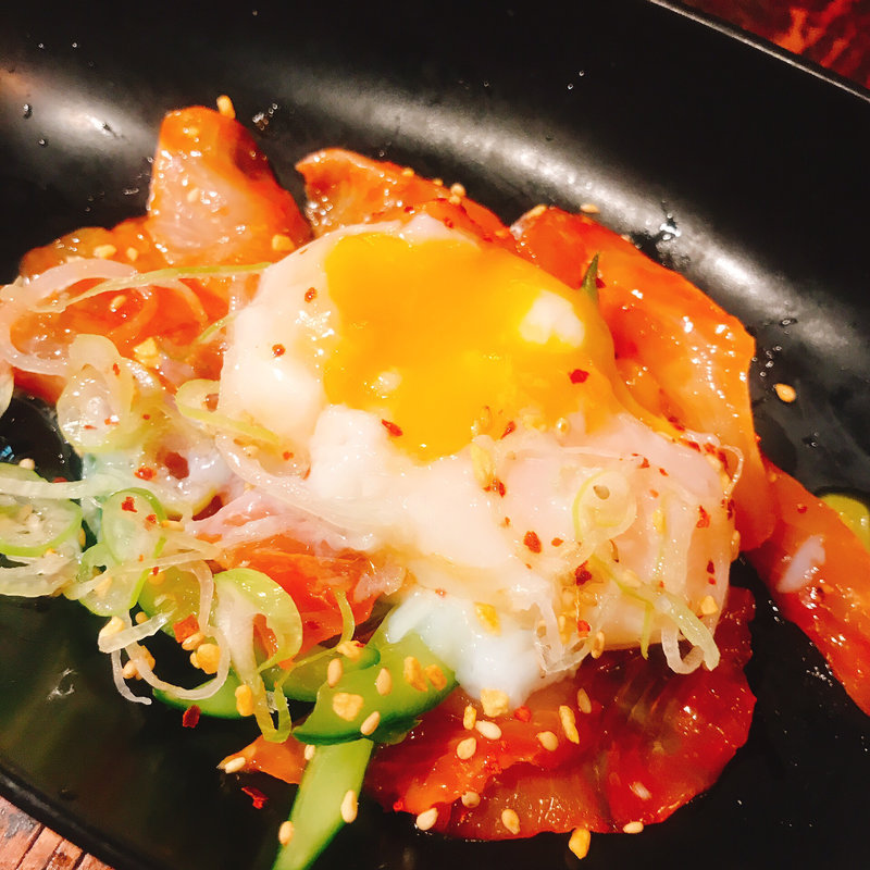 相模鮮魚のユッケ　温玉のせ(湘南の魚とワインの店 ヒラツカ)