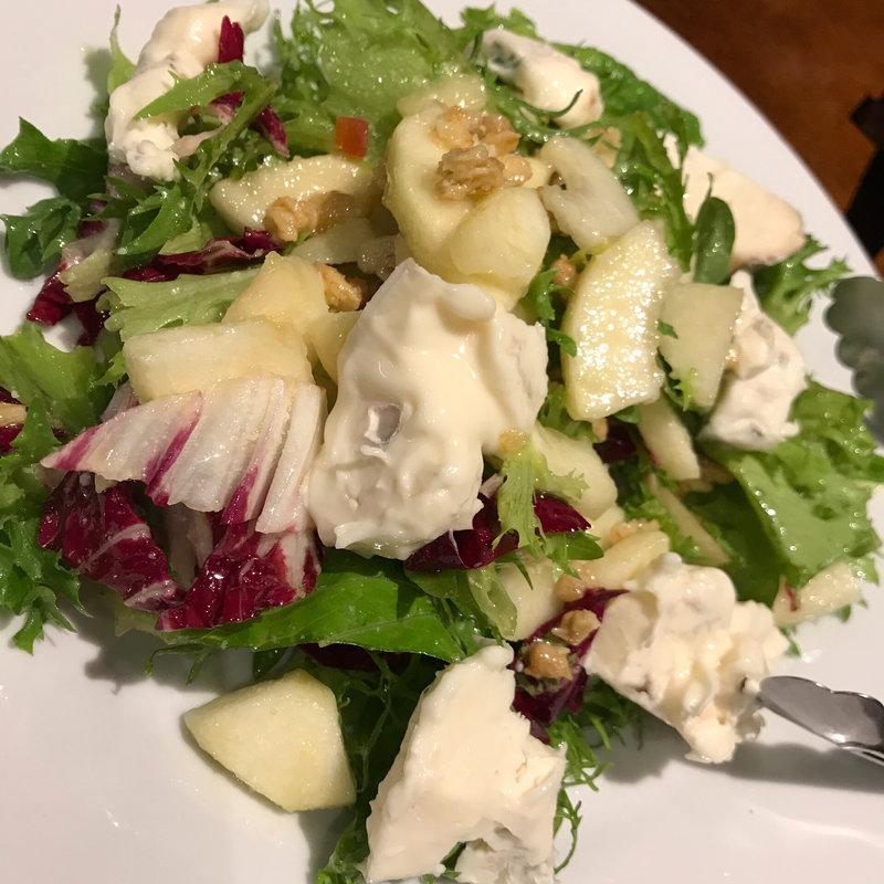 北海道白糠産ロビオラチーズと洋梨のサラダ(LEGAME)