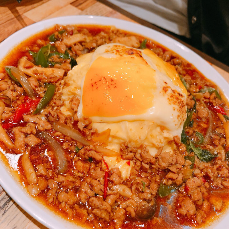 チーズガパオオムライス(タイ・サバイ)