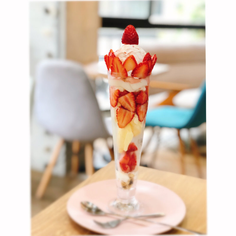 いちごパーティーパフェ(Cafe de Peru)