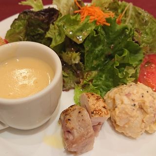 本日のサラダとトマトの冷製スープ(バルダルノ 京都大丸店 （Valdano）)